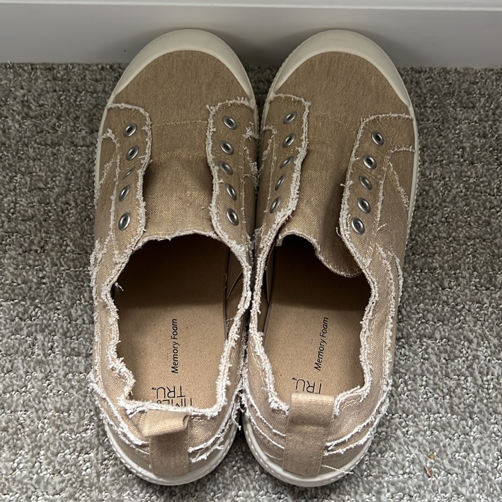 Time and Tru Beige Canvas Sneakers - Picture 4 of 7